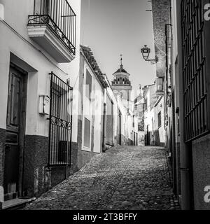 Malerisches weißes Dorf in der Abenddämmerung in Andalusien, Velez Rubio, Schwarzweißfoto. Stockfoto