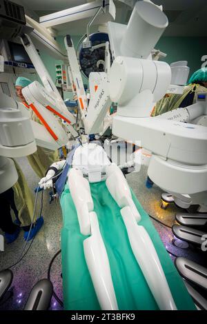 OP-Roboter HUGO Pressevorstellung. OP-Roboter HUGO kommt erstmals in Deutschland in der Urologie zum Einsatz am Universitätsklinikum Dresden fand die deutschlandweit erste Operation mit dem OP-Roboter HUGO in der Urologie statt. Deutschlandweit gibt es nur vier weitere Standorte mit dieser Ausstattung. Der Roboter ist künftig nicht nur Teil einer modernen Patientenversorgung für minimalinvasive Eingriffe, sondern kommt auch in der Forschung und Ausbildung zum Einsatz. Dresden Sachsen Deutschland *** OP-Roboter HUGO Pressemitteilung OP-Roboter HUGO wird erstmals in Deutschland in der Urologie eingesetzt Stockfoto