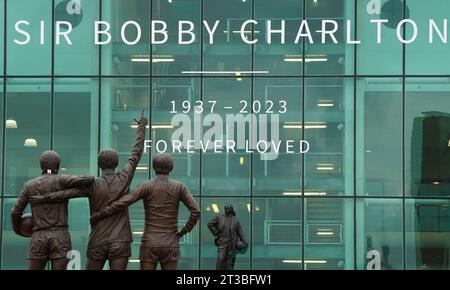 Eine Hommage an Sir Bobby Charlton ist nach seinem Tod im Alter von 86 Jahren vor dem Spiel der UEFA Champions League zwischen Manchester United und dem FC Kopenhagen in Old Trafford, Manchester, zu sehen. Charlton war ein wichtiges Mitglied der siegreichen englischen Weltmeisterschaft 1966 und erfreute sich auch auf Vereinsebene mit United, der 1968 als erster englischer Verein den Europapokal gewann. Bilddatum: Dienstag, 24. Oktober 2023. Stockfoto