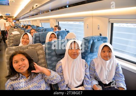 Jakarta. Oktober 2023. Die Schüler nehmen an einem kostenlosen Kurs Teil, der von der Jakarta-Bandung High-Speed Railway (HSR) Electric Multiple Unit (EMU) (Bildungszentrum und Kultur) in der Kutsche eines laufenden Jakarta-Bandung HSR EMU-Zuges in Indonesien gehalten wird, 24. Oktober 2023. ZU „Feature: Jakarta-Bandung High-Speed Railway EMU Train Carting Hoffnungen, heading in the Future“ Credit: Xu Qin/Xinhua/Alamy Live News Stockfoto