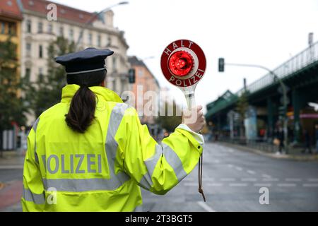 Berlin - Deutschland. Die Polizei führt in der Schönhauser Allee eine Verkehrssonderkontrolle durch. *** 24 10 2023, Berlin, Deutschland. Oktober 2023. Polizei führt Sonderverkehrskontrolle in der Schönhauser Allee durch Credit: Imago/Alamy Live News Stockfoto