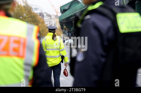 Berlin - Deutschland. Die Polizei führt in der Schönhauser Allee eine Verkehrssonderkontrolle durch. *** 24 10 2023, Berlin, Deutschland. Oktober 2023. Polizei führt Sonderverkehrskontrolle in der Schönhauser Allee durch Credit: Imago/Alamy Live News Stockfoto