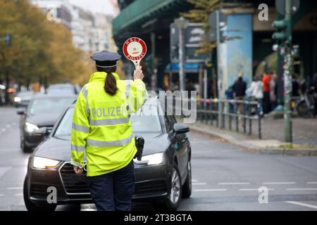 Berlin - Deutschland. Die Polizei führt in der Schönhauser Allee eine Verkehrssonderkontrolle durch. *** 24 10 2023, Berlin, Deutschland. Oktober 2023. Polizei führt Sonderverkehrskontrolle in der Schönhauser Allee durch Credit: Imago/Alamy Live News Stockfoto