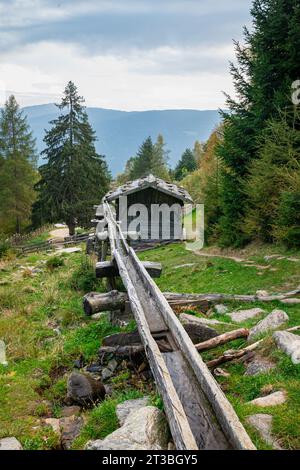 Alte Wassermühle in den Bergen Südtirols Stockfoto