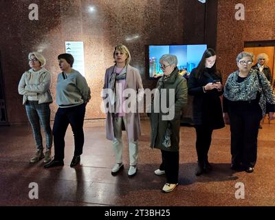 Nicht exklusiv: KIEW, UKRAINE - 20. OKTOBER 2023 - die Teilnehmer werden während der Eröffnung der Ausstellung Bedrohung durch den Himmel, die Russland zeigt, fotografiert Stockfoto