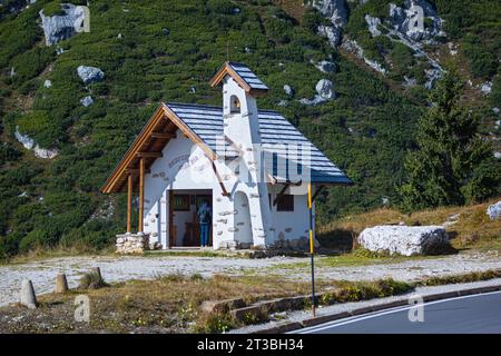 Malerischer Blick auf eine kleine Kapelle auf dem Gipfel des Falzarego-Gebirgspasses in den Dolomiten Italiens. Stockfoto