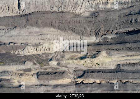 Luftaufnahme über die ausgebeutete und verwüstete Landschaft des Tagebaues Nochten, Braunkohlebergwerk bei Weißwasser/Weisswasser, Sachsen, Ostdeutschland Stockfoto