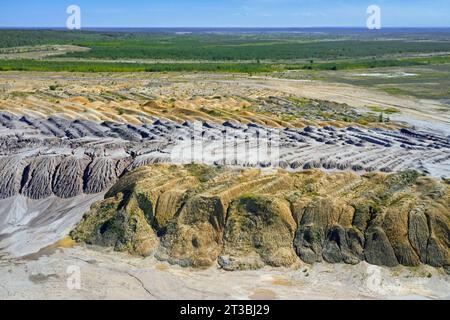 Luftaufnahme über die ausgebeutete und verwüstete Landschaft des Tagebaues Nochten, Braunkohlebergwerk bei Weißwasser/Weisswasser, Sachsen, Ostdeutschland Stockfoto