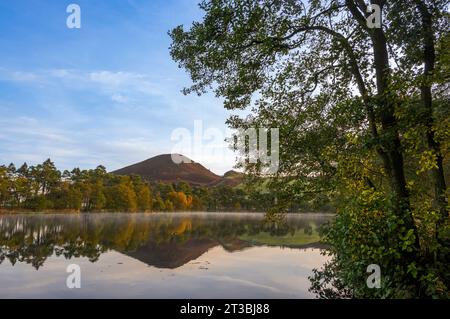 Melrose, Großbritannien. Oktober 2023. Wetter, Bowden Loch nahe Melrose, Scottish Borders, Schottland Ein kalter, sonniger Herbstmorgen am Bowden Loch oberhalb von Melrose in der schottischen Grenze, da der niedrige Nebel über dem stillen Wasser liegt und die Herbstfarben der Bäume und der Eildon Hills reflektiert. Bildnachweis: phil wilkinson/Alamy Live News Stockfoto