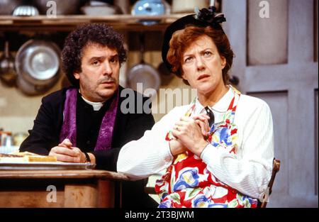 Michael Angelis (Father Doyle), Eileen Atkins (Eileen O’Shaugnessy) in TUESDAY’s CHILD von Terry Johnson & Kate Lock im Theatre Royal Stratford East, London E15 1986 Design: Jenny Tiramani Beleuchtung: Rick Fisher Regisseur: Mike Bradwell Stockfoto