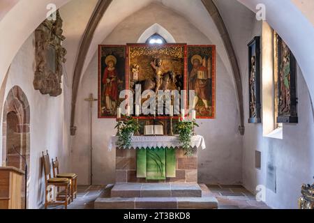 Altar der Wehrkirche St. Georg in Kraftshof, Nürnberg, Bayern, Deutschland | St. Georg Kirchenaltar in Kraftshof, Nürnberg, Bayern, Keim Stockfoto