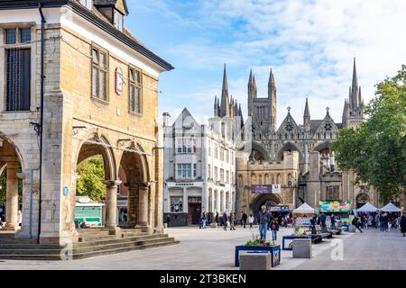 Blick auf die Peterborough Cathedral und die Guildhall (Butterkreuz) vom Cathedral Square, Peterborough, Cambridgeshire, England, Großbritannien Stockfoto