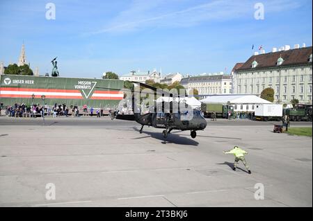 Wien, Österreich. Oktober 2023. Ausstellung der Bundeswehr. Black Hawk S-70 landet Stockfoto