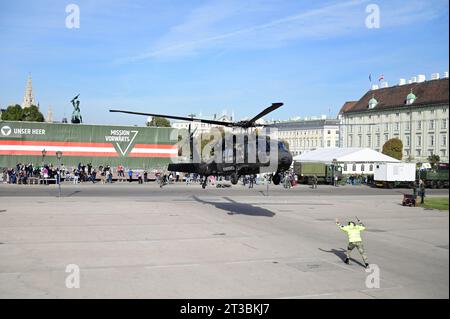 Wien, Österreich. Oktober 2023. Ausstellung der Bundeswehr. Black Hawk S-70 landet Stockfoto