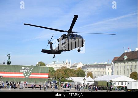 Wien, Österreich. Oktober 2023. Ausstellung der Bundeswehr. Black Hawk S-70 landet Stockfoto