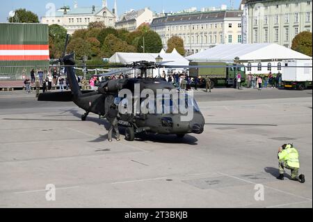 Wien, Österreich. Oktober 2023. Ausstellung der Bundeswehr. Black Hawk S-70 landet Stockfoto