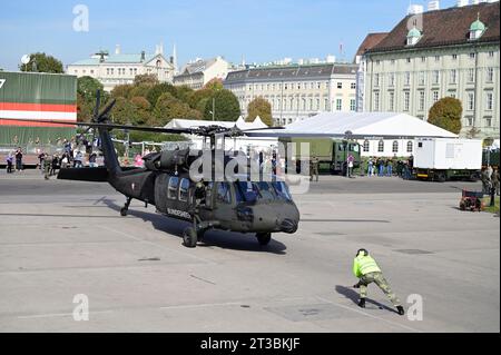 Wien, Österreich. Oktober 2023. Ausstellung der Bundeswehr. Black Hawk S-70 landet Stockfoto