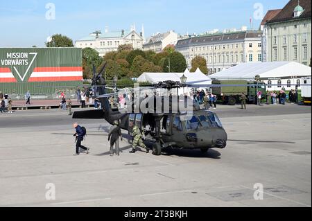 Wien, Österreich. Oktober 2023. Ausstellung der Bundeswehr. Black Hawk S-70 landet Stockfoto