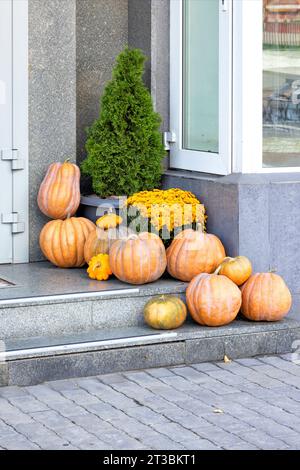 Dekoration des Hauseingangs am Vorabend der Herbstferien Halloween. Stockfoto