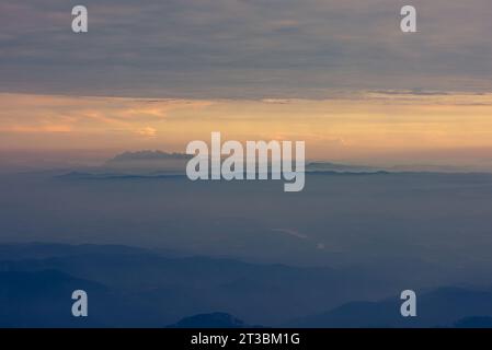 Monserrat über dem Wolkenmeer von Puig de les Morreres. Stockfoto