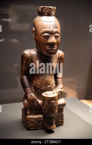 König Mishaa Pelyeng ance der Kuba-Bushongo-ethnischen Gruppe (Zentralafrika). Hochformat mit Trommel. 18. Jahrhundert. Demokratische Republik Kongo. Stockfoto