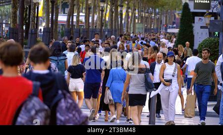 Große Menschenmenge, die auf der Champs-Elysee in Paris spaziert. - Zeitlupenaufnahme - STADT PARIS, FRANKREICH - 4. SEPTEMBER 2023 Stockfoto