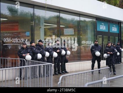 Hamburg, Deutschland. Oktober 2023. Basketball: Eurocup, Vorrunde, Gruppe A, Spieltag 4, Hamburg Towers - Hapoel Tel Aviv, bei edel-optics.de Arena: Polizeibeamte sichern die Halle. Quelle: Marcus Brandt/dpa/Alamy Live News Stockfoto