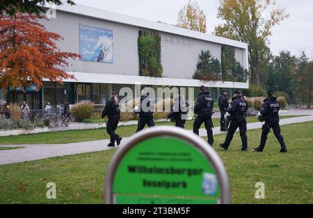 Hamburg, Deutschland. Oktober 2023. Basketball: Eurocup, Vorrunde, Gruppe A, Spieltag 4, Hamburg Towers - Hapoel Tel Aviv, bei edel-optics.de Arena: Polizeibeamte sichern die Halle. Quelle: Marcus Brandt/dpa/Alamy Live News Stockfoto