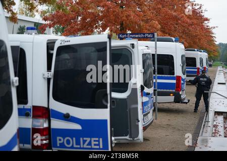 Hamburg, Deutschland. Oktober 2023. Basketball: Eurocup, Vorrunde, Gruppe A, Spieltag 4, Hamburg Towers - Hapoel Tel Aviv, bei edel-optics.de Arena: Polizeibeamte sichern die Halle. Quelle: Marcus Brandt/dpa/Alamy Live News Stockfoto