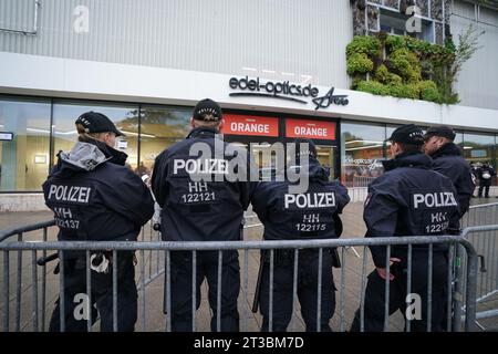 Hamburg, Deutschland. Oktober 2023. Basketball: Eurocup, Vorrunde, Gruppe A, Spieltag 4, Hamburg Towers - Hapoel Tel Aviv, bei edel-optics.de Arena: Polizeibeamte sichern die Halle. Quelle: Marcus Brandt/dpa/Alamy Live News Stockfoto