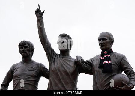 Manchester, Großbritannien. Oktober 2023. Die Figuren von George Best, Denis Law und Sir Bobby Charlton bilden vor dem Stadion eine Statue namens United Trinity mit einem einzigen Schal, der Sir Bobby am Hals gebunden ist, bevor das UEFA Champions League-Spiel in Old Trafford, Manchester stattfindet. Der Bildnachweis sollte lauten: Andrew Yates/Sportimage Credit: Sportimage Ltd/Alamy Live News Stockfoto