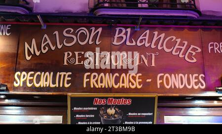 Kleine Restaurants im Pariser Viertel Latin bei Nacht - STADT PARIS, FRANKREICH - 4. SEPTEMBER 2023 Stockfoto