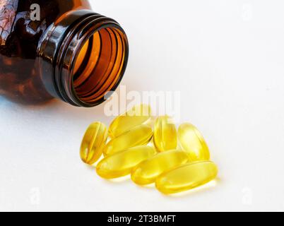 Fischöl enthält Omega-3-Fettsäuren, EPA und DHA, die Entzündungen im Körper reduzieren, iso Stockfoto