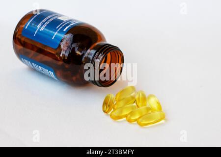 Fischöl enthält Omega-3-Fettsäuren, EPA und DHA, die Entzündungen im Körper reduzieren, iso Stockfoto