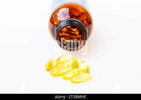 Fischöl enthält Omega-3-Fettsäuren, EPA und DHA, die Entzündungen im Körper reduzieren, iso Stockfoto