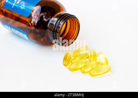 Fischöl enthält Omega-3-Fettsäuren, EPA und DHA, die Entzündungen im Körper reduzieren, iso Stockfoto