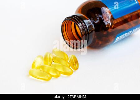 Fischöl enthält Omega-3-Fettsäuren, EPA und DHA, die Entzündungen im Körper reduzieren, iso Stockfoto