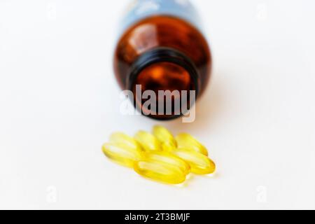 Fischöl enthält Omega-3-Fettsäuren, EPA und DHA, die Entzündungen im Körper reduzieren, iso Stockfoto