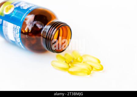 Fischöl enthält Omega-3-Fettsäuren, EPA und DHA, die Entzündungen im Körper reduzieren, iso Stockfoto