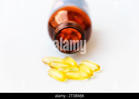 Fischöl enthält Omega-3-Fettsäuren, EPA und DHA, die Entzündungen im Körper reduzieren, iso Stockfoto