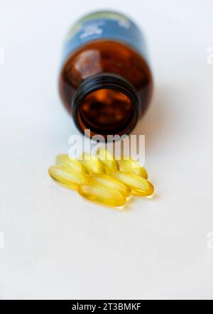 Fischöl enthält Omega-3-Fettsäuren, EPA und DHA, die Entzündungen im Körper reduzieren, iso Stockfoto