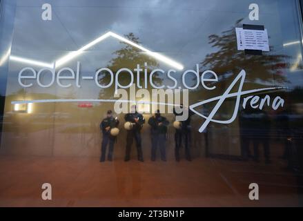 Hamburg, Deutschland. Oktober 2023. Basketball: Eurocup, Vorrunde, Gruppe A, Spieltag 4, Hamburg Towers - Hapoel Tel Aviv, bei edel-optics.de Arena: Polizisten stehen in der Halle. Quelle: Marcus Brandt/dpa/Alamy Live News Stockfoto