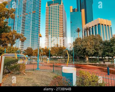 Berühmte Stadt Abu Dhabi corniche Park, VAE - schöne moderne Parkszene bei Sonnenuntergang - stressfreie Aussicht Stockfoto