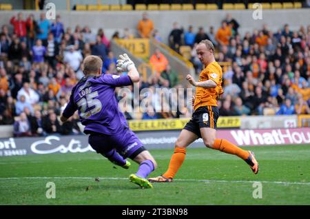 Leigh Griffiths von Wolverhampton Wanderers erzielt ein Tor, um es mit 1:0 zu erreichen. Sky Bet Football League One Wolverhampton Wanderers gegen Sheffield United 14/09/2013 Stockfoto