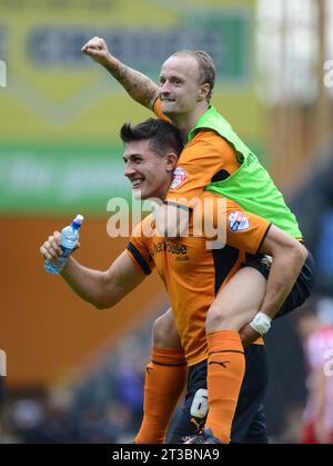 Leigh Griffiths von Wolverhampton Wanderers und Danny Batth von Wolverhampton Wanderers feiern nach dem letzten Pfiff. Sky Bet Football League One Wolverhampton Wanderers gegen Sheffield United 14/09/2013 Stockfoto