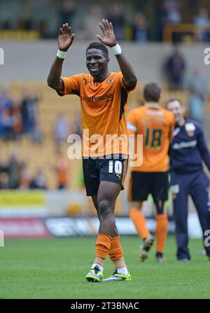 Bakary Sako von Wolverhampton Wanderers erkennt die Fans nach dem letzten Pfeifen an. Sky Bet Football League One Wolverhampton Wanderers gegen Sheffield United 14/09/2013 Stockfoto