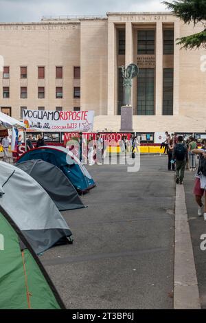 Studenten besetzen den Platz vor dem Rektorat der Universität La Sapienza mit kanadischen Zelten und protestieren gegen den hohen Anstieg der Zimmervermietungskosten. Rom, Italien, Europa, Europäische Union, EU Stockfoto