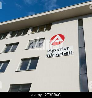 Fassade mit Büros hinter der Agentur für Arbeit in Magdeburg Stockfoto