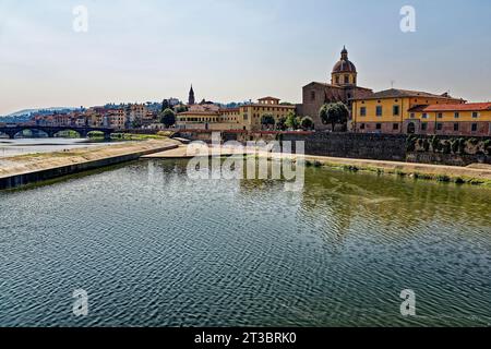 Blick auf die Chiesa di San Frediano in Cestello vom Fluss Arno Stockfoto