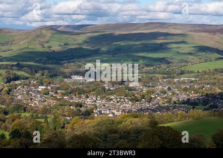 Die Stadt Chapel-en-le-Frith von Combs Edge in Derbyshire, England. Stockfoto